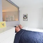 Modern Comfort In The Heart Of דירה
